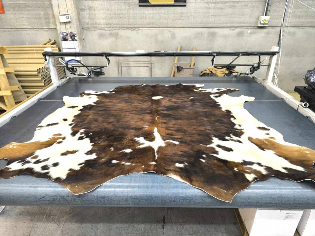 piel-de-vaca-con-pelo-para-artesanos-marroquineria-tapiceros-barcelona